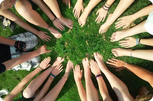 Mains touchant de l'herbe